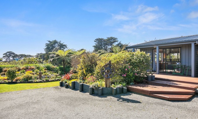 Cape Foulwind House | Exceptional Upepo Garden Room - Family-Friendly Retreat
