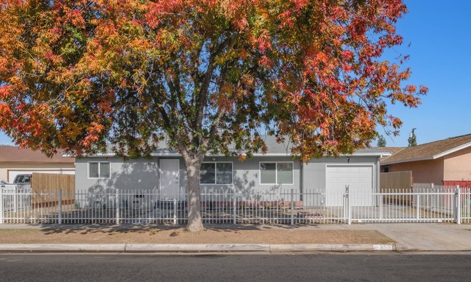 Raisin House | Convenient 3 Bedroom Escape Near Airport with Great Amenities