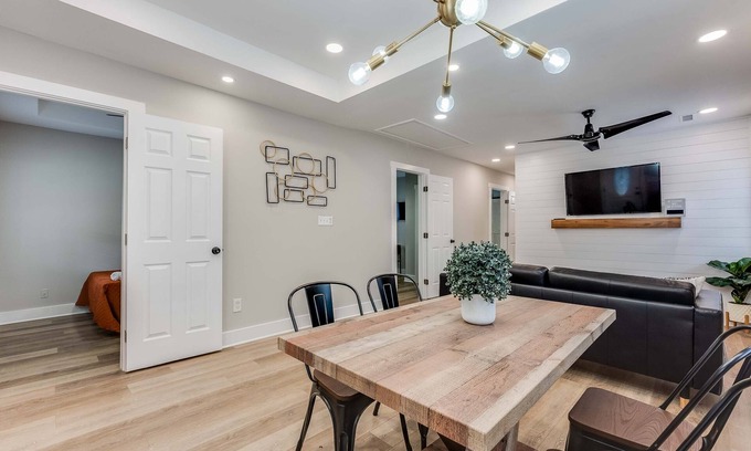 Pittsburgh House | Upgraded Hotel Near Downtown: Pet-Friendly with Spa & Kitchen