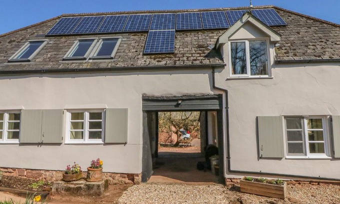 Minehead House | Pet Friendly Upper Barn Cottage: A Cozy 4-Star Retreat