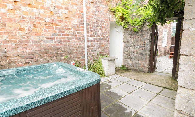 Hendrerwydd Cottage | Pet-Friendly Upper Gardener's Cottage with Hot Tub in Denbigh
