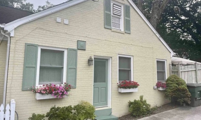 The Palisades Apartment | Upper Georgetown Inviting City Retreat with Family Amenities