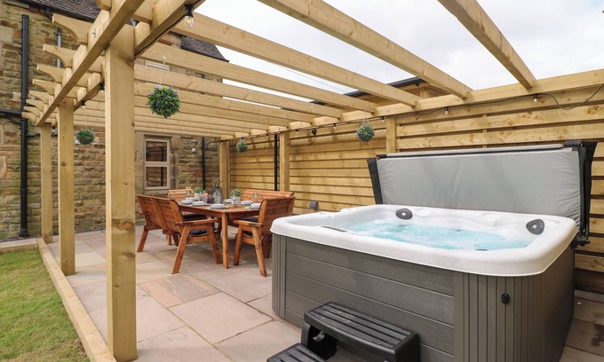 Hulme End Cottage | Family-Friendly Upper Hurst Farmhouse with Hot Tub Retreat