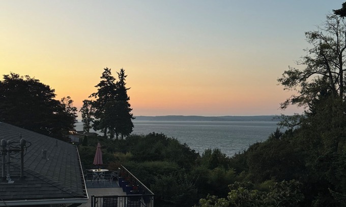 Boulevard Bluffs House | Scenic Upper Level Retreat Near Boeing with Family Amenities