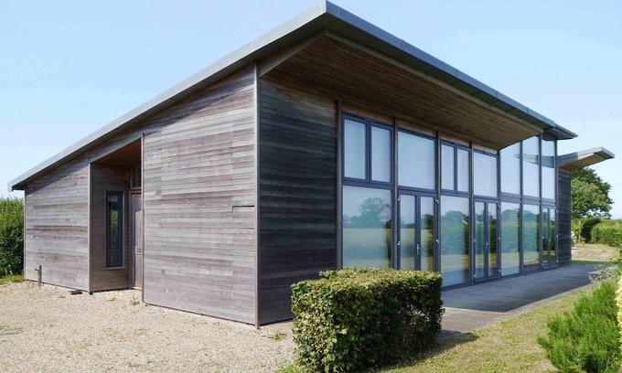 Martlesham Heath Cottage | Dog-Friendly Upper Lodge with Garden in Chelmondiston