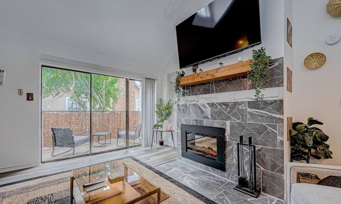 Astrodome Condo | Pet-Friendly Condo with Pool Near Texas Medical Center