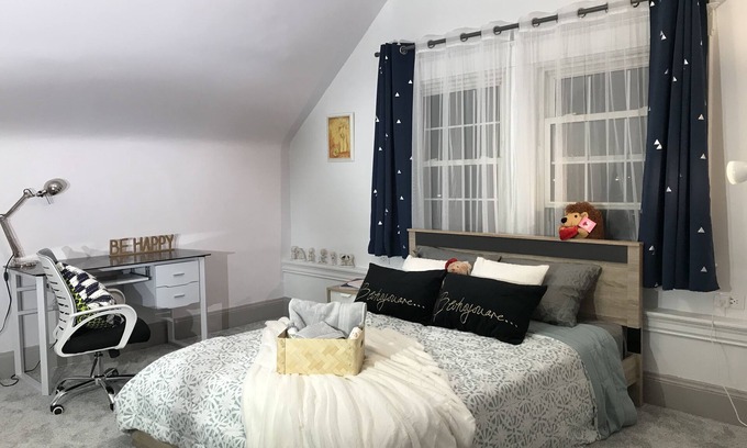 CUF House | Prime 1BR Loft Near UC with Kitchen and Parking, Rated 9.8