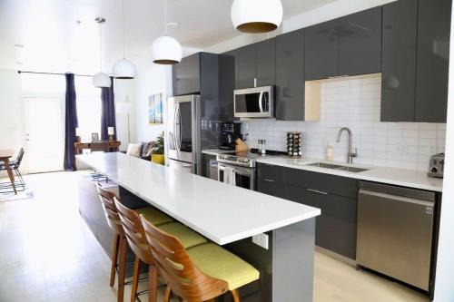 Central East Austin Apartment | Stylish 2BR Condo with Patio & City Views in DT Austin