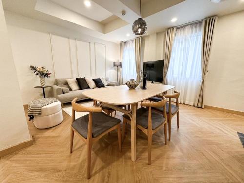 Bangkok Central Business District Apartment | Premier 3-Bedroom Suite Steps from BTS Prompong