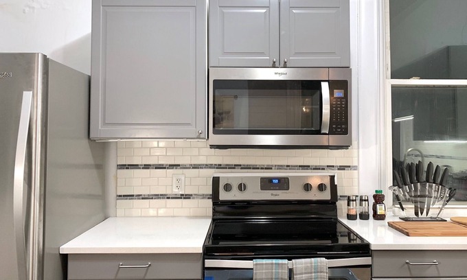 CUF House | Modern 3 BR Retreat Near UC with Kitchen & Parking