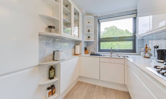 Holland Park Apartment | Stylish 3-Bedroom Apartment in Holland Park with Parking