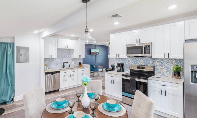 Azalea Park House | Modern 3 Bedroom Retreat with Pet-Friendly Amenities