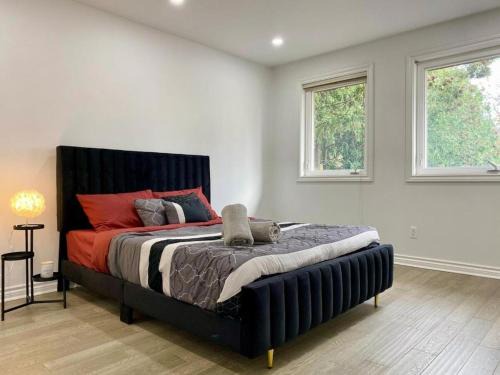 Richmond Hill Villa | Upscale 6BR Villa at Birch Avenue