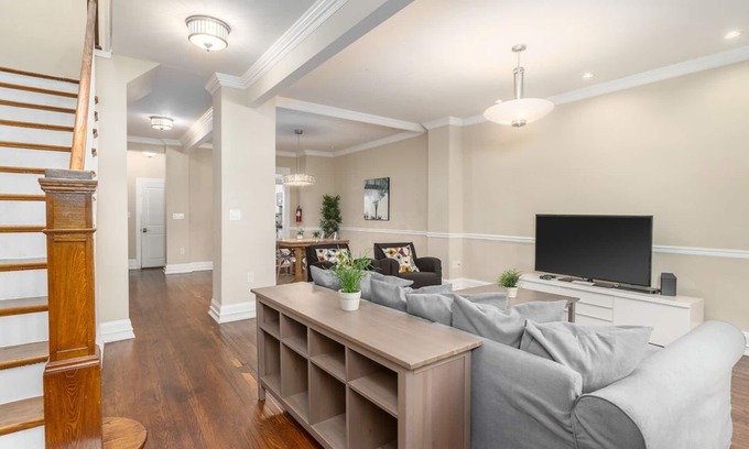 Woodley Park House | Modern Woodley Park Retreat with Spa and Pet-Friendly Options