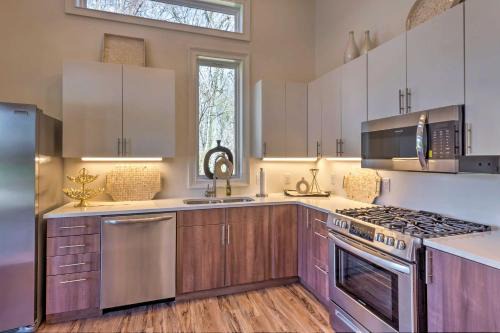 Cunningham House | Serene Paducah Retreat on 15 Acres with Family Amenities