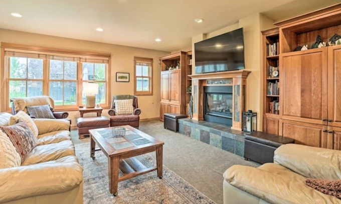 Sisters House | Prime Location with Pet-Friendly Amenities for Everyone