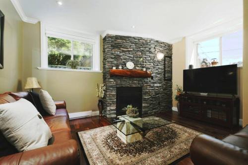 Saanich House | Elegant Character Home with Child-Friendly Amenities
