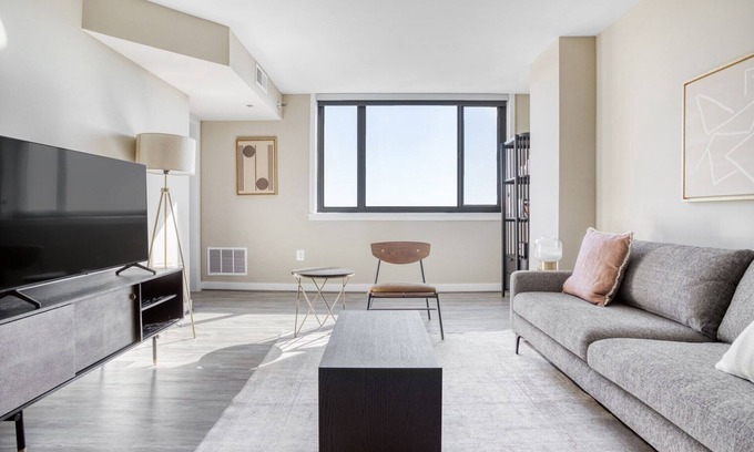 Court House Apartment | Stylish Clarendon 1BR with Gym, Kitchen & Doorman Access