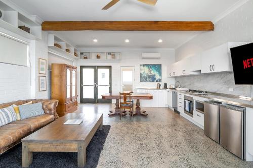 North Bondi Apartment | Cozy Cliffside Retreat Near Bondi Beach - Family Friendly