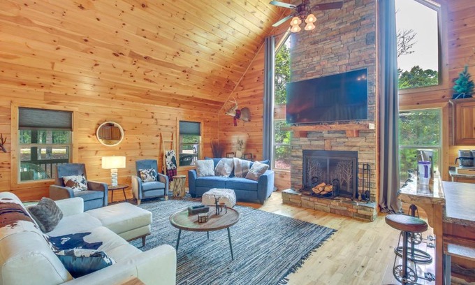 Ellijay House | Inviting Coosawattee Cabin with Hot Tub & Fire Pit Retreat