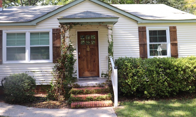 Aiken Cottage | Elegant Cottage Retreat Near South Boundary with Hot Tub