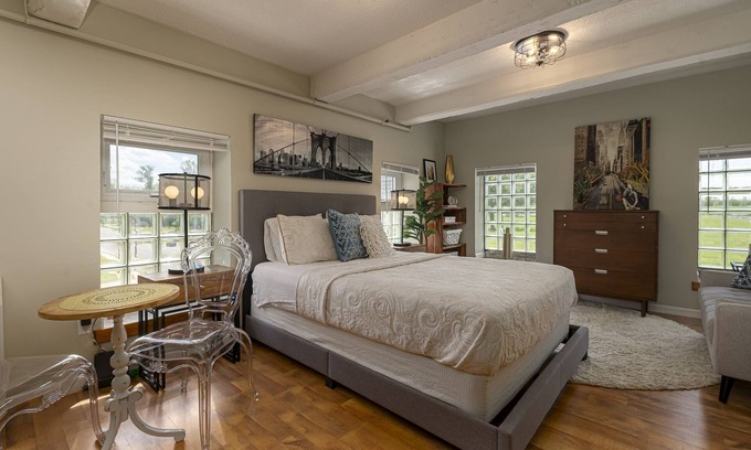 Carbondale Hotel | Stylish Designer Studio Near SIUC Campus with Great Amenities