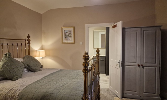 Earlsfield Bed & Breakfast | Upscale Double Room with private bathroom 300 yards from Earlsfied Station