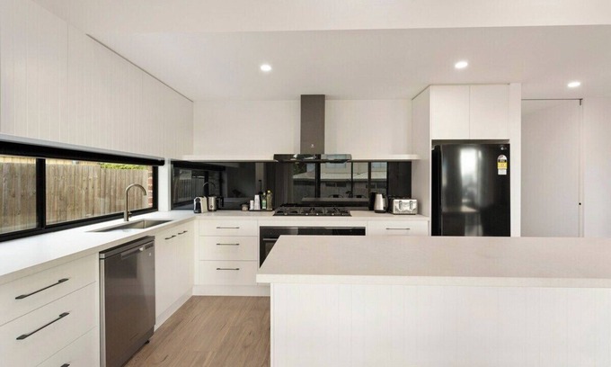 Cape Woolamai House | Premier Family Retreat Steps from the Beach with Kitchen