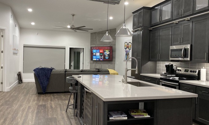 Camelback East Condo | Renovated Biltmore Penthouse with Ocean View & Spa