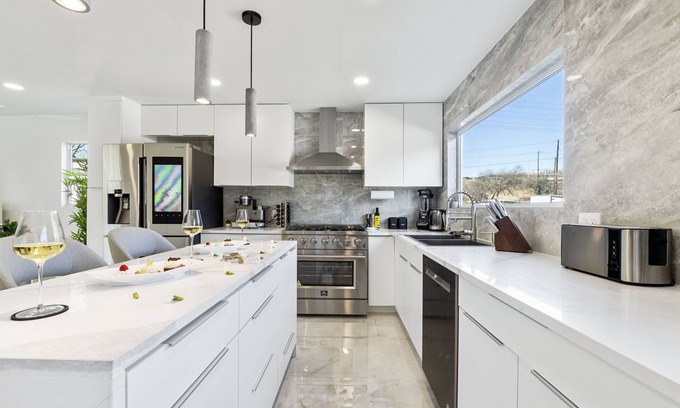 Allandale House | Pet-Friendly Retreat with Tennis, Ping-Pong & Relaxation