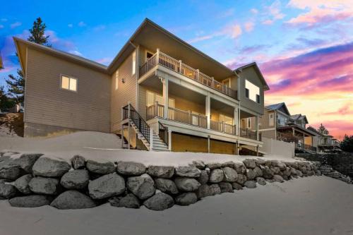 Latah Valley House | Elegant Home with 2 Decks and Scenic Views for Families