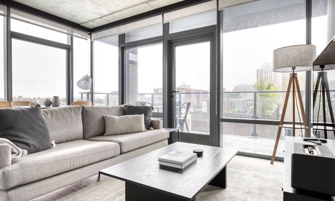 Lake View East Apartment | Elegant Lakeview 2BR with Deck, Pool & Gym near Lincoln Park