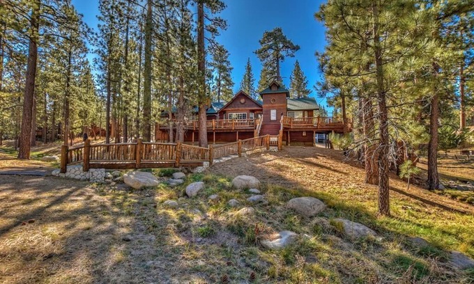 Eagle Mountain Estates Cabin | Gourmet Kitchen and Cozy Fireplace Near Top Attractions