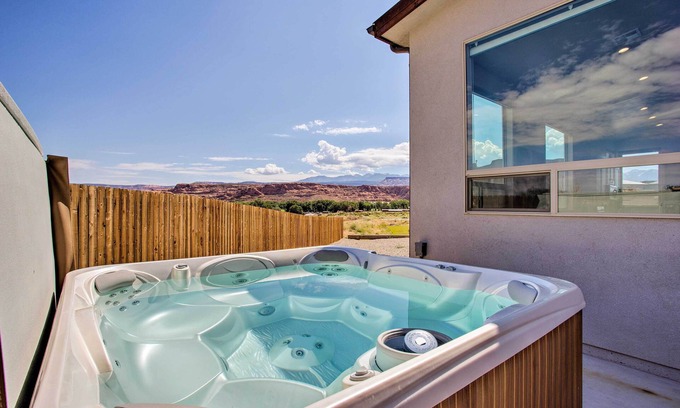 Moab South Valley Apartment | Stylish Moab Townhome with Hot Tub, Near Arches National Park