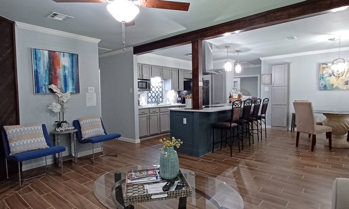 South Side House | Modern Gateway Hotel: Guest Rated 9.8 with Spa & Breakfast