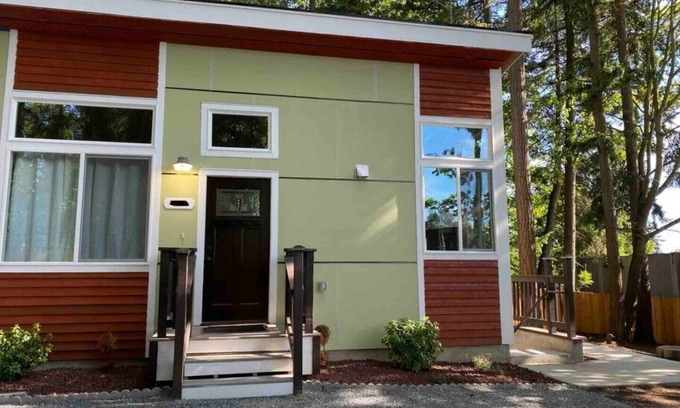 Kingsgate House | Modern Private Cottage with Ocean View and Pool Access