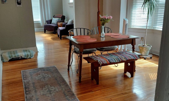 St. Louis Apartment | Cozy 3b/1b Getaway Near Forest Park with Private Balcony