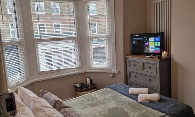 Earlsfield Apartment | Upscale private 2 x double bedroom apartment with sofa bed, kitchen and bathroom