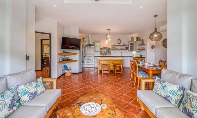 Playa Flamingo Condo | Elegant Oceanfront Retreat: Pool, Outdoor Kitchen & Wifi
