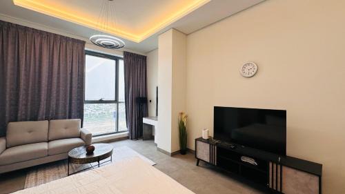 Business Bay House | Stylish Palm View Studio with Big Balcony & Free Parking