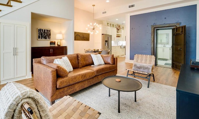Texarkana House | Stylish Texarkana Townhome Steps from Downtown Attractions