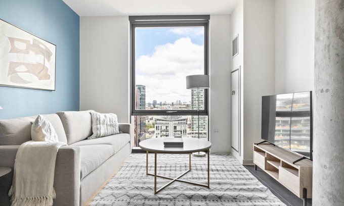 West Loop Apartment | Modern West Loop 1BR with Gym, Lounge & Pet-Friendly Perks