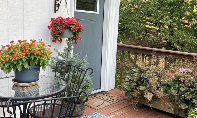 Abingdon Apartment | Guest Rated 10/10: Upstairs on the River with Pool & Pets