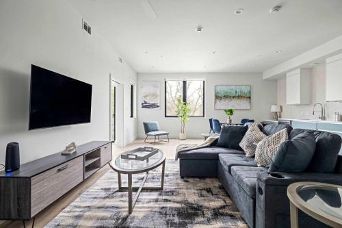 West Congress Apartment | Upstay Brand New Contemporary Apartment near SoCo