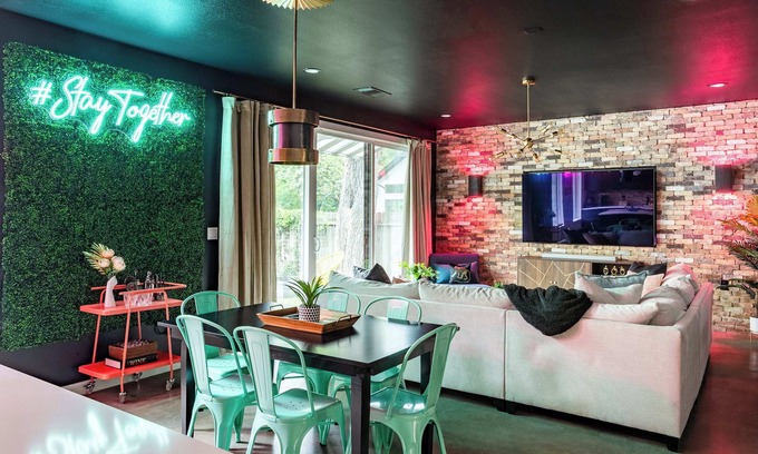 East Cesar Chavez House | Discover Upstay: Pool Retreat with Spa Near Rainey St.