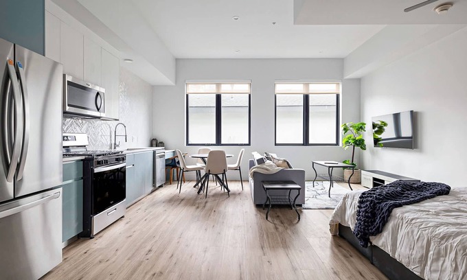 West Congress Apartment | Upstay Newly Renovated Modern Apartment Near Soco