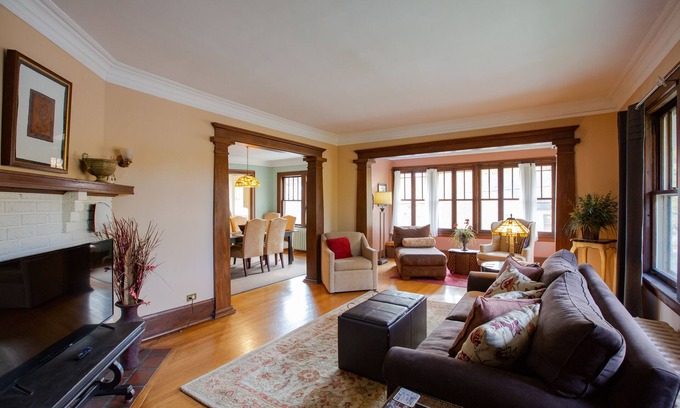 Ecco Apartment | Inviting Uptown 4BR Near Lake Calhoun with Garden Patio