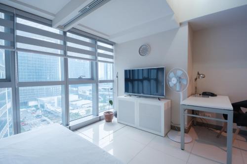 Pinagsama Apartment | Elegant Uptown BGC 1BR Suite with Pool & Fast Wifi