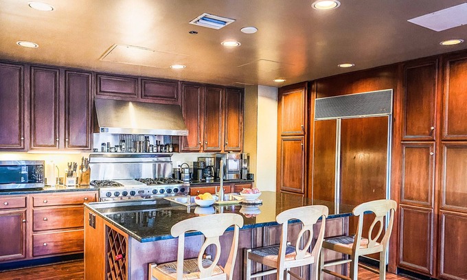 Uptown Condo | Uptown Dallas 2-Story Penthouse Condo across from the Crescent Hotel