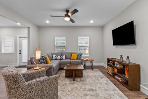 The Gate House | Family-Friendly Retreat with Pet and Child Amenities